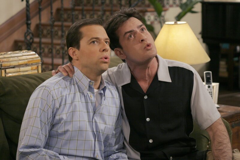L-R: Alan Harper (Jon Cryer) und Charlie Harper (Charlie Sheen) – Bild: 2024 Warner Bros. Discovery, Inc. or its subsidiaries and affiliates. All rights reserved.