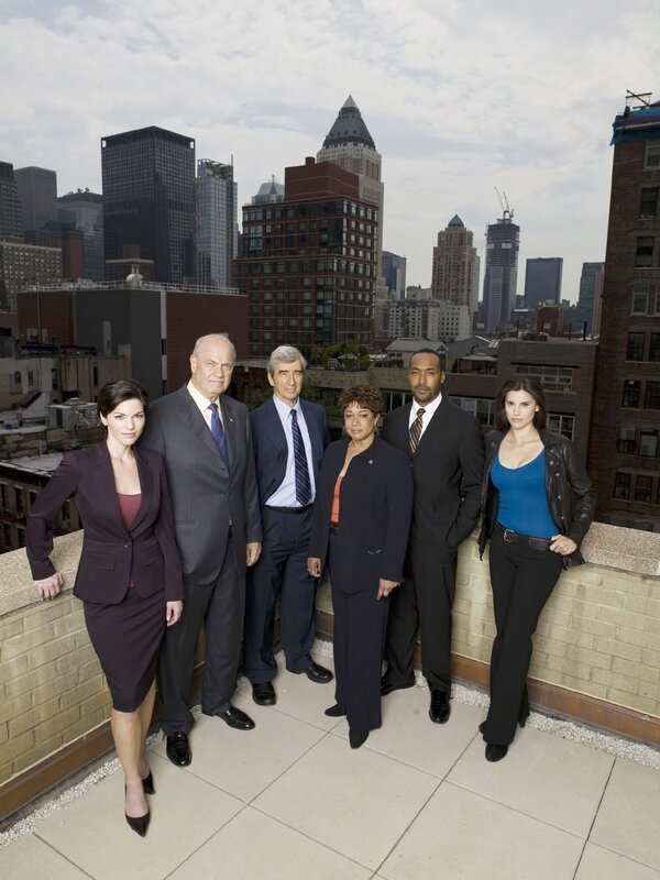 (v.li.:) Alana De La Garza als Assistant District Attorney Connie Rubirosa, Sam Waterston als Assistant District Attorney Jack McCoy, Fred Dalton Thompson als District Attorney Arthur Branch, S. Epatha Merkerson als Lieutenant Anita Van Buren, Jesse L. Martin als Detective Ed Green, Milena Govich als Detective Nina Cassady – Bild: NBC Universal