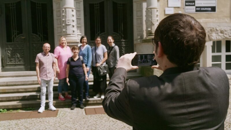 Beim Klassentreffen stellen die Ehemaligen das Klassenfoto vor ihrer Schule nach. – Bild: ZDF und Christoph Lemmen. Beim Klassentreffen stellen die Ehemaligen das Klassenfoto vor ihrer Schule nach. – Bild: ZDF und Christoph Lemmen.