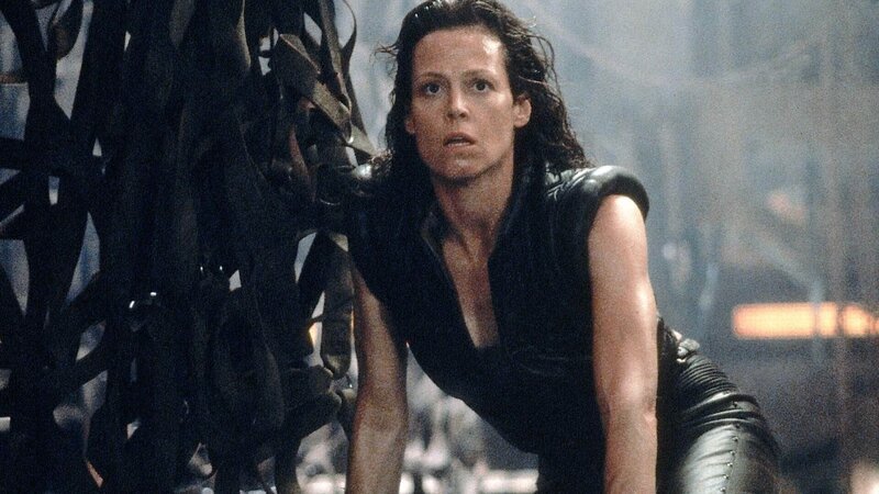 Ripley (Sigourney Weaver) ist das Produkt wissenschaftlicher Experimente. Kaum ist sie von den Toten auferstanden, muss sie wieder gegen die Aliens kämpfen. – Bild: TVNOW Ripley (Sigourney Weaver) ist das Produkt wissenschaftlicher Experimente. Kaum ist sie von den Toten auferstanden, muss sie wieder gegen die Aliens kämpfen. – Bild: TVNOW
