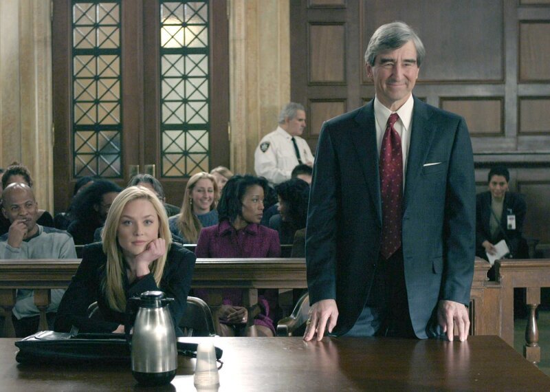 Staatsanwältin Serena Southerlyn (Elisabeth Rohm, li.) und ihr Kollege Jack McCoy (Sam Waterston, re.) sind von der Unschuld des Angeklagten Stephen Foreman im Mordfall des bekannten Musikproduzenten RC Flex überzeugt. – Bild: /​ Â©NBC Universal Â©13TH Street Photocredit Mandatory, Editorial Use Only, NO archive, NO Resale/​NBC Universal Photo: Jessica Bur/​NBC Universal Photo: Jessica Burstein