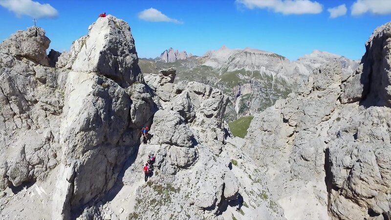 Cirspitze; Bergführer Manfred Stuffer (2.v.l.) mit Alexia und Elena – Bild: Bergblick