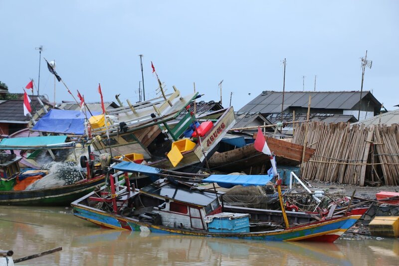 Traditional fishing boats are seen damaged after being hit by a tsunami in Banten, Indonesia on December 26, 2018. Fishery industry was damaged by the Tsunami disaster as fishers can not conduct and fishing activities. – Bild: Anadolu Agency /​ Copyright: Voltage TV /​ Anadolu /​ © Getty Images