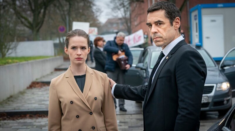 Er schützt eine unberechenbare Kronzeugin: Jan Schäfer (Tobias Oertel) mit Fiona Weibel (Marlene Tanczik). – Bild: ARD Degeto/Boris Laewen Er schützt eine unberechenbare Kronzeugin: Jan Schäfer (Tobias Oertel) mit Fiona Weibel (Marlene Tanczik). – Bild: ARD Degeto/Boris Laewen