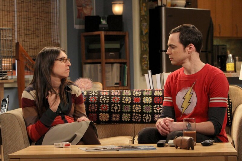Während Priya ihre Kenntnisse als Anwältin nutzt, um den Mitbewohner-Vertrag zwischen Sheldon und Leonard aufzulösen, muss Sheldon (Jim Parsons, r.) mit Amy (Mayim Bialik, l.) zum Tanzen … – Bild: HBOH Während Priya ihre Kenntnisse als Anwältin nutzt, um den Mitbewohner-Vertrag zwischen Sheldon und Leonard aufzulösen, muss Sheldon (Jim Parsons, r.) mit Amy (Mayim Bialik, l.) zum Tanzen … – Bild: HBOH