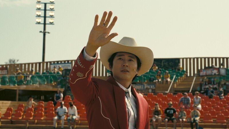 Ricky „Jupe“ Park (Steven Yeun) – Bild: 2022 Universal Studios. All Rights Reserved. Lizenzbild frei Ricky „Jupe“ Park (Steven Yeun) – Bild: 2022 Universal Studios. All Rights Reserved. Lizenzbild frei