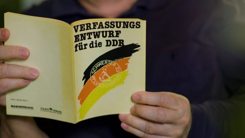 Verfassungsentwurf für die DDR. – Bild: ZDF und René Dame. Verfassungsentwurf für die DDR. – Bild: ZDF und René Dame.
