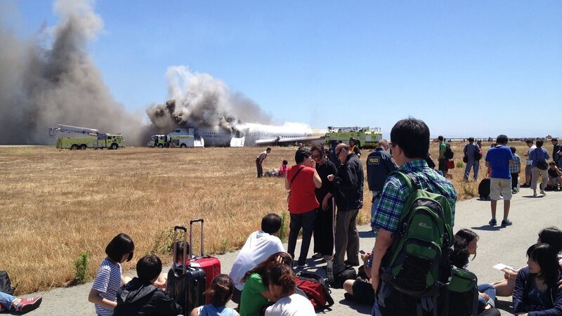 Im Zuge einer fehlgeschlagenen Landung wird die Boeing 777 des Asiana-Airlines-Flug 214 stark beschädigt. – Bild: BILD