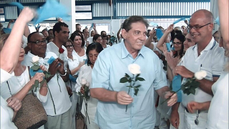 Es wird enthüllt, wie der berühmte brasilianische Johannes von Gott mit Hilfe eines Schutznetzwerks, das Fanatismus, Gewalt, Ruhm und Macht verband, Hunderte von sexuellen Übergriffen und anderen Verbrechen beging. – Bild: TVNOW/​ (c) GLOBO