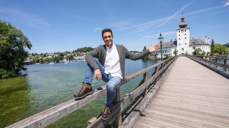 Moderator Dominik Glöbl bei Schloss Ort. – Bild: hartmann seeber, Hartmann Seeber /​ BR, Action Film & Foto KG