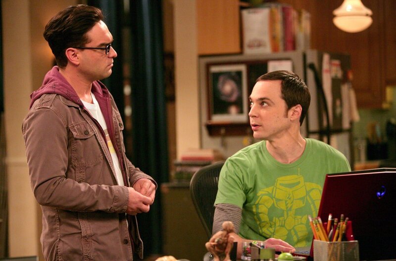 Sheldon (Jim Parsons, r.) hat die Polizei alarmiert, weil er bestohlen wurde. Leonard (Johnny Galecki, l.) ist erleichtert, als er erfährt, dass nicht in die Wohnung eingebrochen, sondern dass Sheldons Account beim Online-Spiel „War of Warcraft“ gehackt und geplündert wurde … – Bild: HBOH