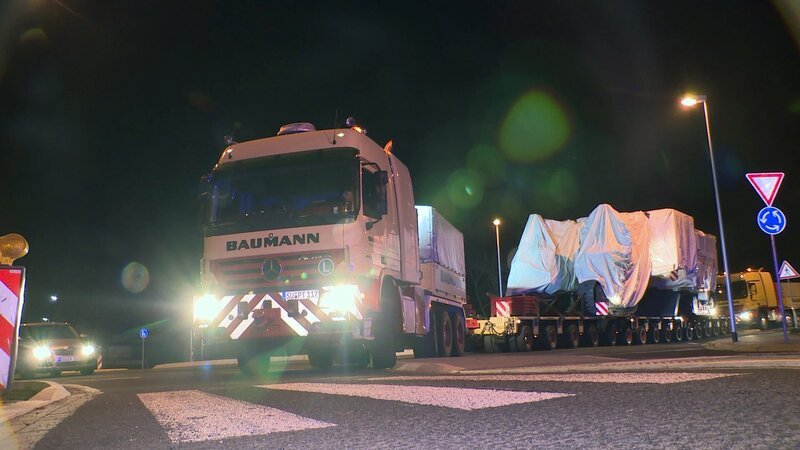 Nachtfahrt zum Bonner Hafen: Der Schwertransport einer 140 Tonnen schweren und über 40 Meter langen Minenfräse steht an. – Bild: N24 Doku