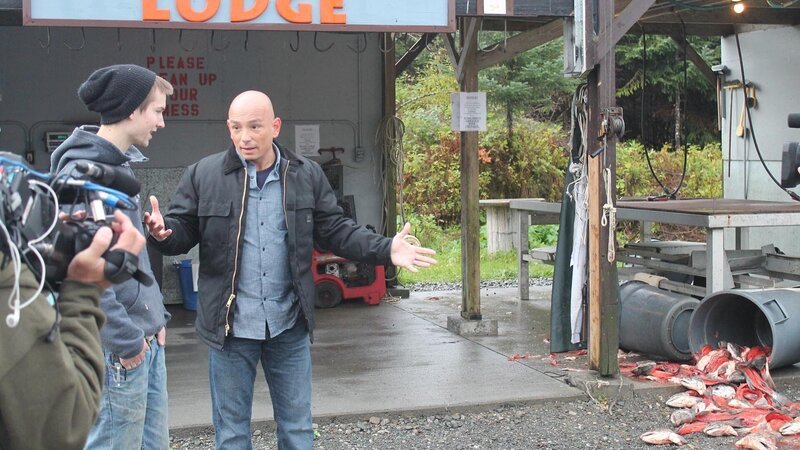 Host Anthony Melchiorri talks to Glacier Bear Lodge’s fish gutter about the dangers of leaving fish guts in an open container, as seen on Travel Channel’s Hotel Impossible. – Bild: 2012, The Travel Channel, L.L.C. All rights Reserved.