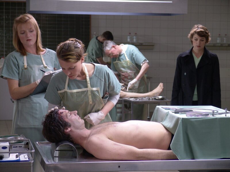 Als ihr Freund Max tot in seinem Labor aufgefunden wird, kann Leo Herzog (Maria Simon, M.) nicht an einen Selbstmord glauben. Doch für die Kommissarin Johanna König (Elke Winkens, r.) und die Pathologin Professor Volkmann (Nina Petri, l.) scheint der Fall eindeutig zu sein. Da fängt die engagierte Medizinstudentin an, auf eigene Faust in der Rechtsmedizin zu ermitteln … – Bild: ProSieben /​ Volker Roloff Eigenproduktionsbild frei