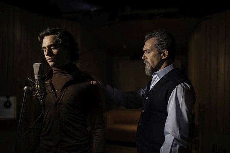 L-R: Amos (Toby Sebastian) and Maestro (Antonio Banderas) – Bild: port.hu