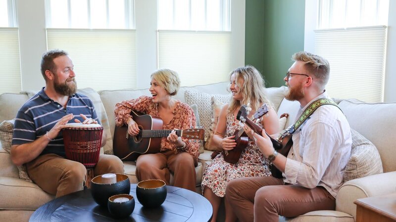 After wrapping the house reveal, the Fennell’s joined Erin and Ben Napier in an old fashioned jam session, as seen on Home Town, Season 7. – Bild: Discovery, Inc.