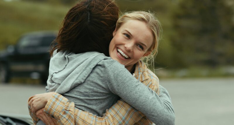 Sarah (Kate Bosworth) und Abby (Katie Aselton) freuen sich auf ihren Trip nach Black Rock. – Bild: Wild Bunch Sarah (Kate Bosworth) und Abby (Katie Aselton) freuen sich auf ihren Trip nach Black Rock. – Bild: Wild Bunch