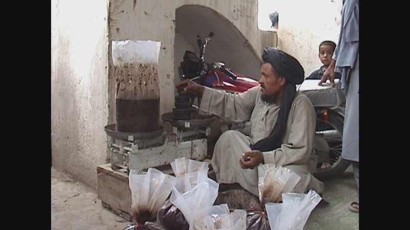 Ein Mann wiegt Opium auf einem afghanischen Opiummarkt. (Francois Margolin/​Margo Cinema) – Bild: Francois Margolin/​Margo Cinema /​ Francois Margolin/​Margo Cinema