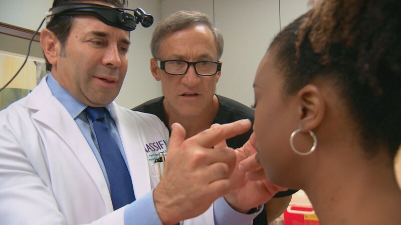 (v.l.n.r.) Dr.Nassif; Dr. Dubrow; Kelli – Bild: 2017/​2018 E! Entertainment Television, LLC ALL RIGHTS RESERVED Lizenzbild frei