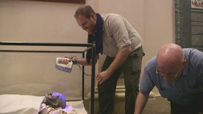 Josh Gates (l.) beschäftigt sich mit den mächtigsten Frauen der antiken Welt. – Bild: Warner Bros. Discovery
