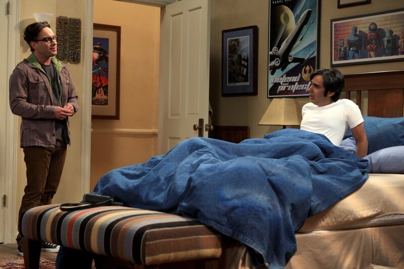 Raj (Kunal Nayyar, r.) ist genervt von dem nächtlichen Lautstärkepegel, den Leonard (Johnny Galecki, l.) und Priya verursachen. Leonard bietet ihm an, sein Zimmer bei Sheldon zu beziehen, dann hätte Raj seine Ruhe und das Paar wäre ungestört … – Bild: HBOH Raj (Kunal Nayyar, r.) ist genervt von dem nächtlichen Lautstärkepegel, den Leonard (Johnny Galecki, l.) und Priya verursachen. Leonard bietet ihm an, sein Zimmer bei Sheldon zu beziehen, dann hätte Raj seine Ruhe und das Paar wäre ungestört … – Bild: HBOH