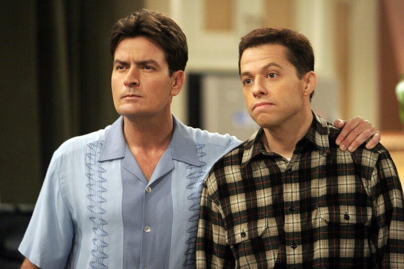 Da Alan (Jon Cryer, r.) nicht möchte, dass Evelyn die gleichen Fehler bei ihrem Enkel macht, unter denen er und Charlie (Charlie Sheen l.) schon als Kinder leiden mussten, verbietet er ihr den Umgang mit Jake … – Bild: Warner Brothers Entertainment Inc. Lizenzbild frei