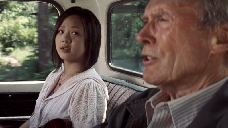 Walt (Clint Eastwood) hat Sue (Ahney Her) aus einer brenzligen Situation geholt – Bild: 2008 Warner Bros. Entertainment Inc. -- U.S., Canada, Bahamas & Bermuda © 2008 Village Roadshow Films (BVI) Limited -- All Other Territories. Walt (Clint Eastwood) hat Sue (Ahney Her) aus einer brenzligen Situation geholt – Bild: 2008 Warner Bros. Entertainment Inc. -- U.S., Canada, Bahamas & Bermuda © 2008 Village Roadshow Films (BVI) Limited -- All Other Territories.
