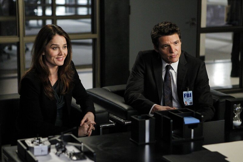 NELLA FOTO: ROBIN TUNNEY (TERESA LISBON), PEDRO PASCAL (MARCUS PIKE) – Bild: Warner Bros. Television
