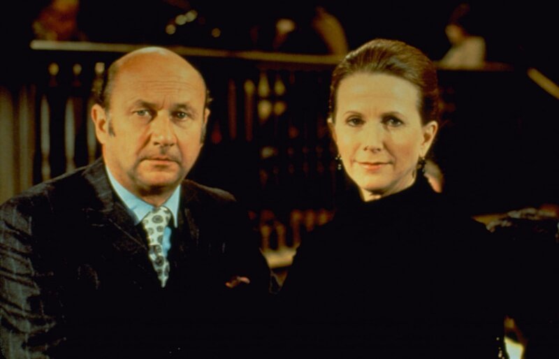 Adrian Carsini (Donald Pleasence, l.); Karen Fielding (Julie Harris, r.) – Bild: Universal City Studios LLLP