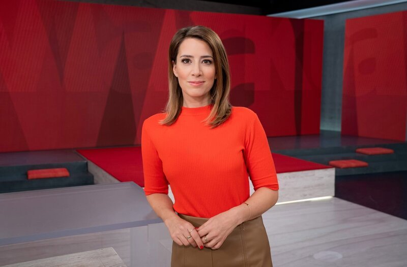 Moderatorin Catherine Vogel; WDR Fernsehen MARKT – Bild: WDR/​Annika Fußwinkel