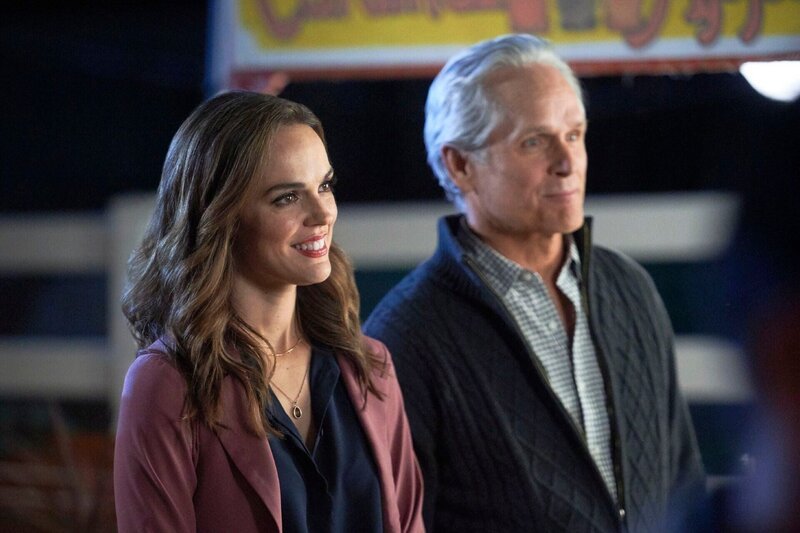 Claire (Erin Cahill) möchte die Farm ihres Vaters Hank (Gregory Harrison) erhalten. – Bild: HALLMARK CHANNEL /​ Fred Hayes