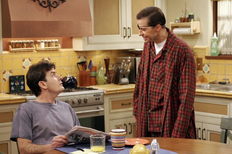 Voller Freude erzählt Alan (Jon Cryer, r.) seinem Bruder Charlie (Charlie Sheen, l.) von seinem bevorstehenden Date mit Sherri … – Bild: Warner Bros. Television Lizenzbild frei