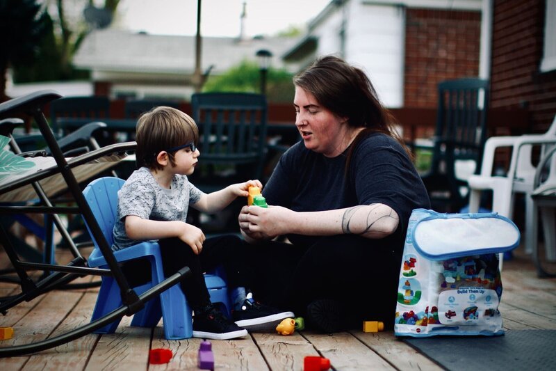 Eine Frau spielt mit einem Kind – Bild: box /​ © Crime + Investigation /​ A+E Networks
