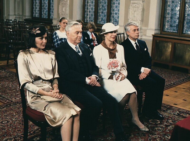 Auf dem Standesamt sind Angi (Thekla Carola Wied. l.) und Werner (Peter Weck, r.) Trauzeugen bei der Hochzeitszeremonie von Onkel Rudolf (Hans Holt, 2. v. l.) und Traudl (Lotte Ledl, 2. v. r.). – Bild: port.hu