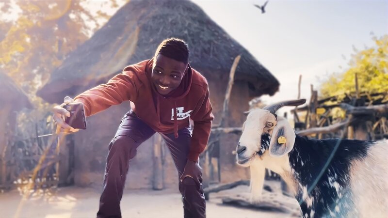 Die Kids machen Selfies mit Zootieren, doch das ist alles andere als einfach. – Bild: MDR/​Cine Impuls Leipzig GmbH