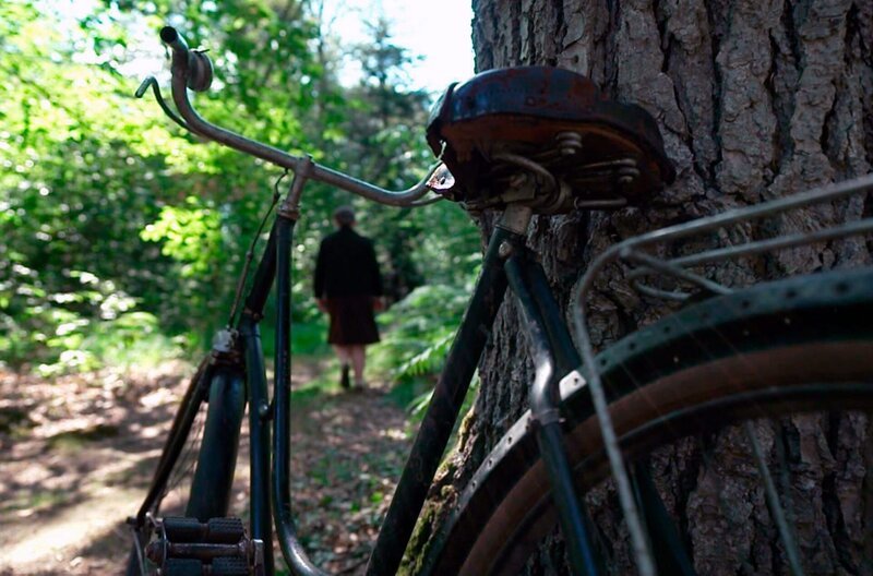 Die französische Widerstandskämpferin Jeanne Bohec durchquert 1944 die Bretagne mit einem diskreten Transportmittel – einem Fahrrad. – Bild: Elephant Doc