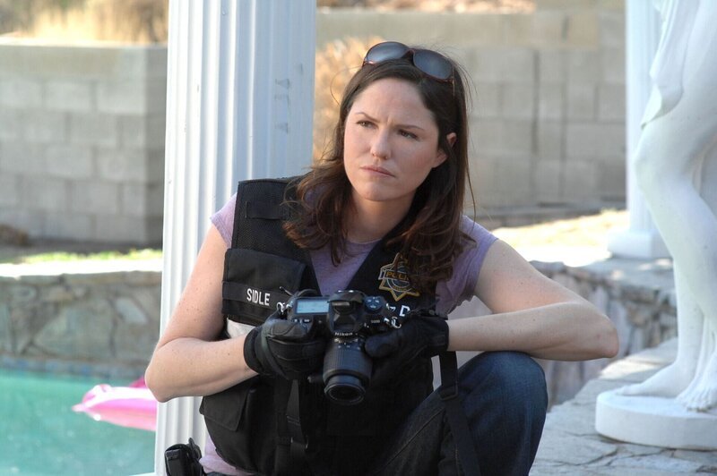 Sara (Jorja Fox) sucht auf der Sugar Kane Ranch, die von George „Binky“ Babinkian aus Aserbaidschan und seiner amerikanischen Frau Doris als eine Mischung aus Campingplatz, Familienrestaurant und Bordell betrieben wird, nach Spuren. Was ist hier genau passiert? – Bild: RTL /​ CBS
