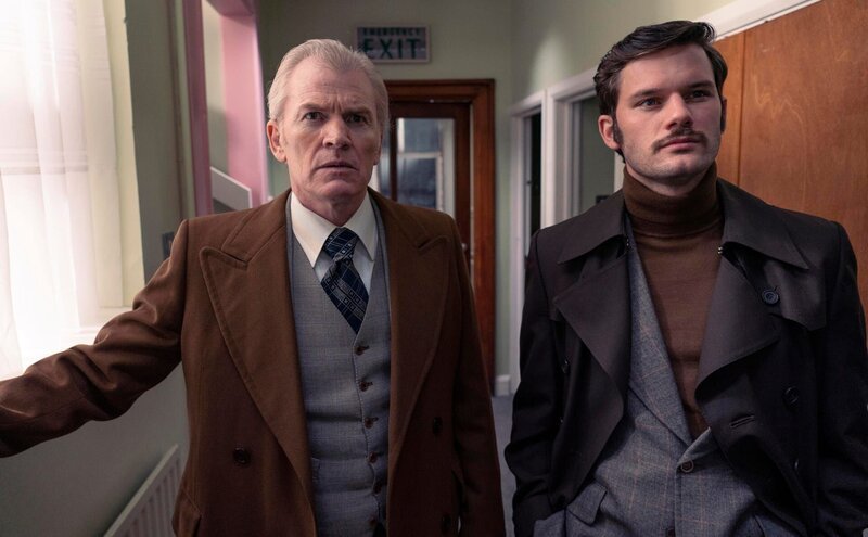 l-r: Dr. Stephen Courtney-Briggs (Richard Dillane), DS Charles Masterson (Jeremy Irvine) – Bild: Christopher Barr /​ ALL3Media /​ Die Verwendung ist nur bei redaktioneller Berichterstattung im Rahmen einer Programmankündigung ab 2 Monate vor der ersten Auss /​ © Playground Television (UK) Ltd & All3Media International