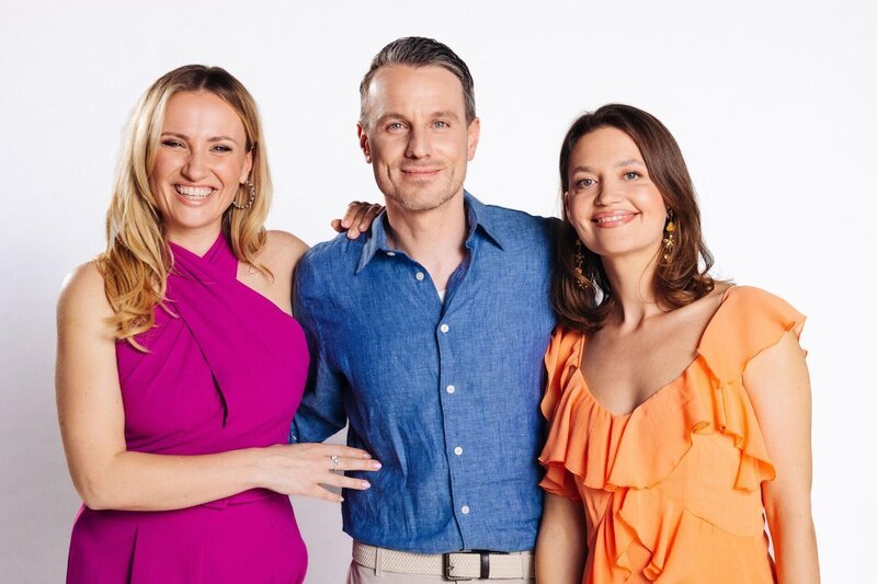 Ania Niedieck („Isabelle Reichenbach“, l.), Marc Dumitru („Kilian Reichenbach“), Amrei Haardt („Nathalie von Altenburg“) – Bild: RTL /​ Julia Feldhagen