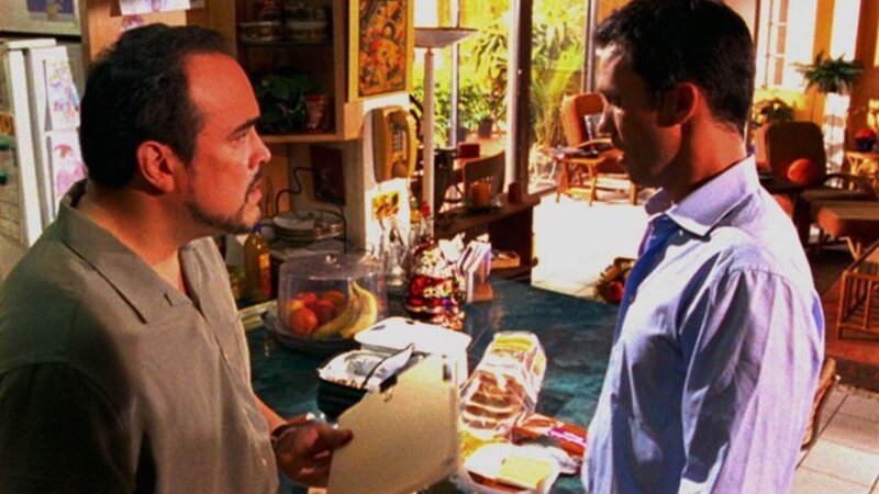 Javier (David Zayas, l.) soll für einen Diebstahl verantwortlich gemacht werden, den er nicht begangen hat. Er engagiert daher Privatdetektiv Michael Westen (Jeffrey Donovan). – Bild: RTL /​ USA Network