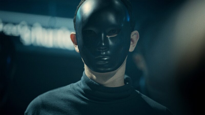 Lux (Théo Fernandez) ist auf der Suche nach jemandem. – Bild: AXN White