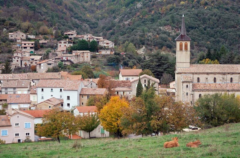 Das Dorf Jaujac liegt in der Ardèche, eingebettet in einen ehemaligen Vulkankessel. – Bild: Elephant Doc