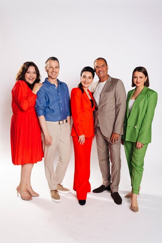 V.l.: Sarah Victoria Schalow (Hanna Kern), Marc Dumitru (Kilian Reichenbach), Tatjana Clasing (Simone Steinkamp), Silvan-Pierre Leirich (Richard Steinkamp), Julia Wiedemann (Lucie Ziegler) – Bild: RTL /​ Julia Feldhagen