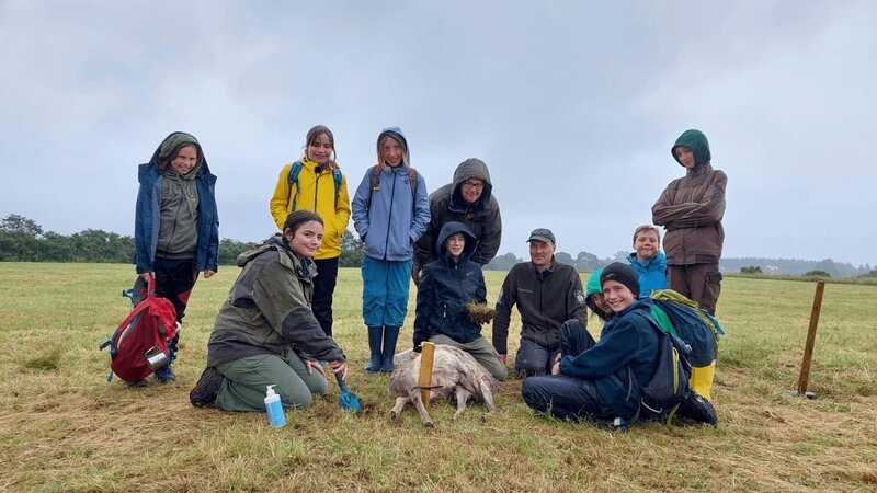 Das Team der Junior Ranger, von links nach rechts Miriam, Franca, Leni, Jonna, Ole, Dario Oettli, Sönke Twietmeyer, Scott, Arne, Linus und Johanna, engagiert sich für Bodengesundheit im Nationalpark Eifel. Bei ihrem aktuellen Forschungsprojekt zur Aasökologie, legen sie gezielt Tierkadaver von Wildunfällen aus und testen, welchen Einfluss das Verwesen eines toten Tieres auf den Boden hat. – Bild: ZDF/​Katrin Overrödder