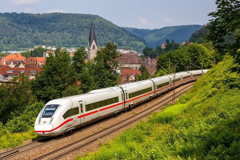  ICE 4 high-speed train of Deutsche Bahn on Geislinger Steige near Geislingen, Germany. – Bild: Shutterstock /​ Shutterstock /​ Copyright (c) 2022 Markus Mainka/​Shutterstock. No use without permission. /​ Editorial Use Only.
