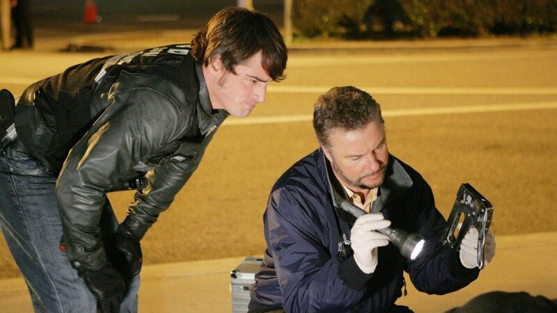Nach drei Morden, die Hinrichtungen gleichen, müssen Grissom (William Petersen, r.) und sein Team klären, ob ein Bandenkrieg in der Stadt tobt oder ob der Täter persönliche Gründe für die grausame Tat hatte. – Bild: TVNOW /​ CBS