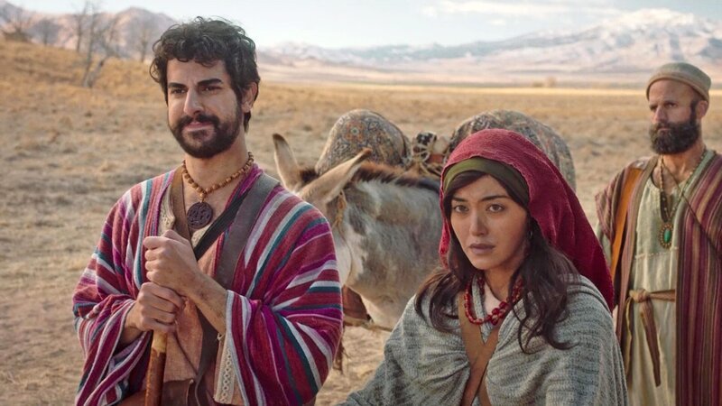 (v.l.) Thomas (Joey Vahedi), Ramah (Yasmine Al-Bustami), Kafni, Ramahs Vater (Hassan Nazari-Robati) – Bild: Bibel TV Redaktion