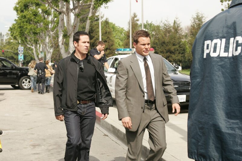 Auf der Suche nach dem skrupellosen Briefbombenmörder: Don (Rob Morrow, l.) und Colby (Dylan Bruno, r.) … – Bild: Paramount Network Television Lizenzbild frei