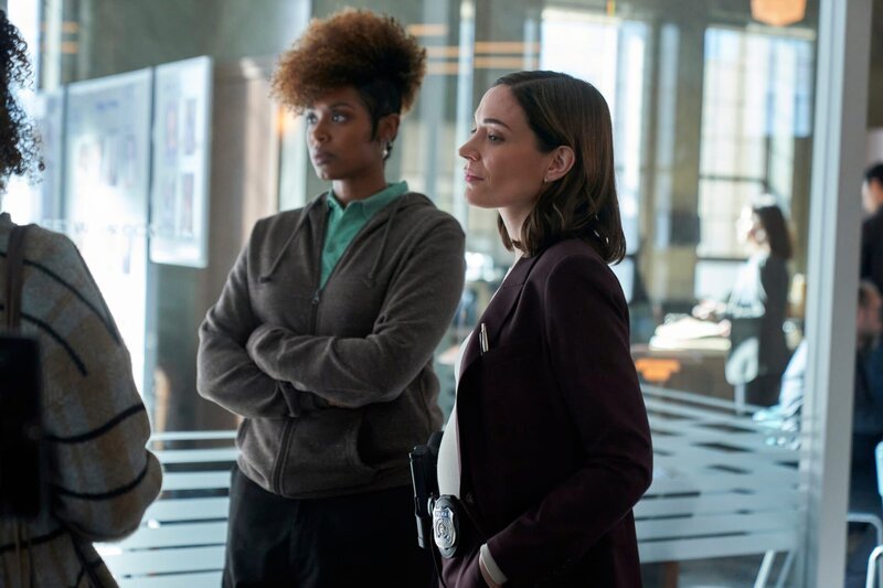 l-r: Chantel Riley (Anise Walker), Detective Sergeant Frankie Bateman (Kathleen Munroe) – Bild: UNIVERSAL /​ Die Verwendung ist nur bei redaktioneller Berichterstattung im Rahmen einer Programmankündigung ab 2 Monate vor der ersten Auss /​ © LOTCI Season 1 Inc., 2024