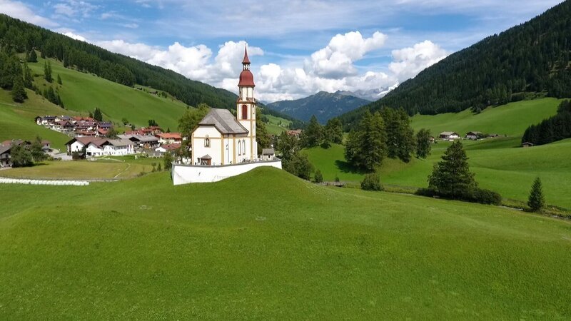 Kirche Obernberg am Brenner. – Bild: ORF/​Hans Jöchler